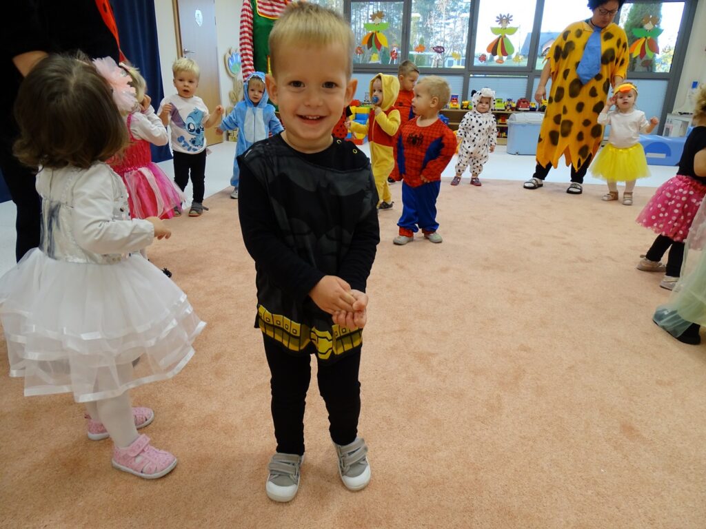 Chłopczyk w przebraniu batmana pozuje do zdjęcia