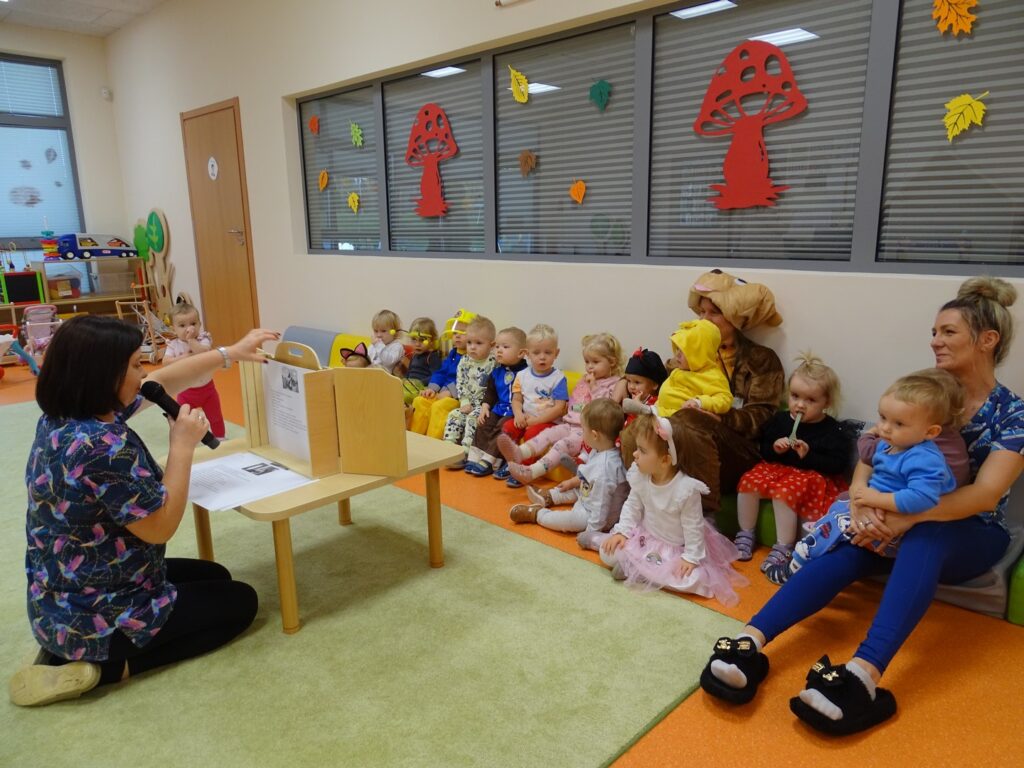 Dzieci słuchają opowiadania
