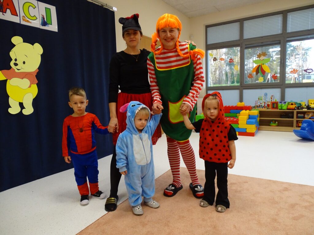 Dzieci z opiekunkami pozują do zdjęcia