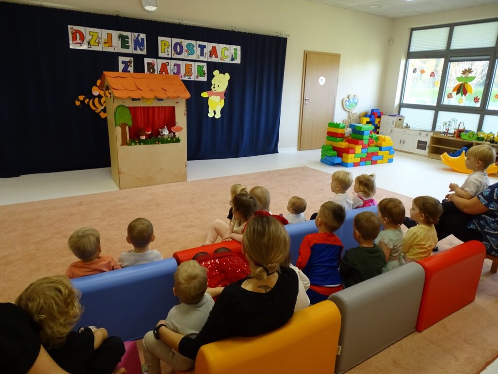 Dzieci czekają na teatrzyk