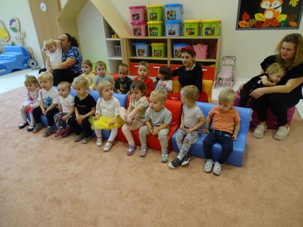 Dzieci z zainteresowaniem słuchają bajki