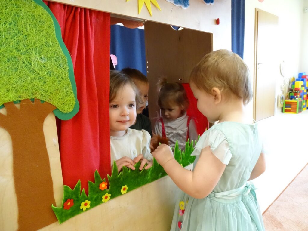 Dzieci bawią się w teatrzyk