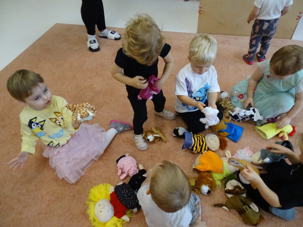 Dzieci oglądają pacynki różnych bajkowych bohaterów