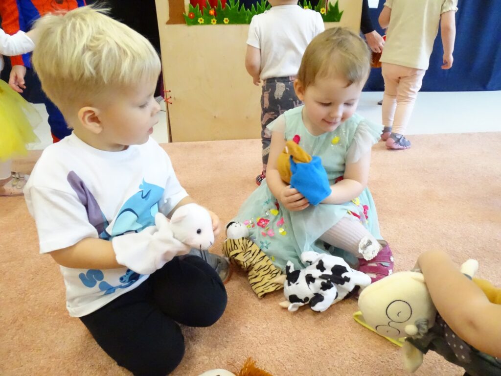 Dzieci bawią się pacynkami