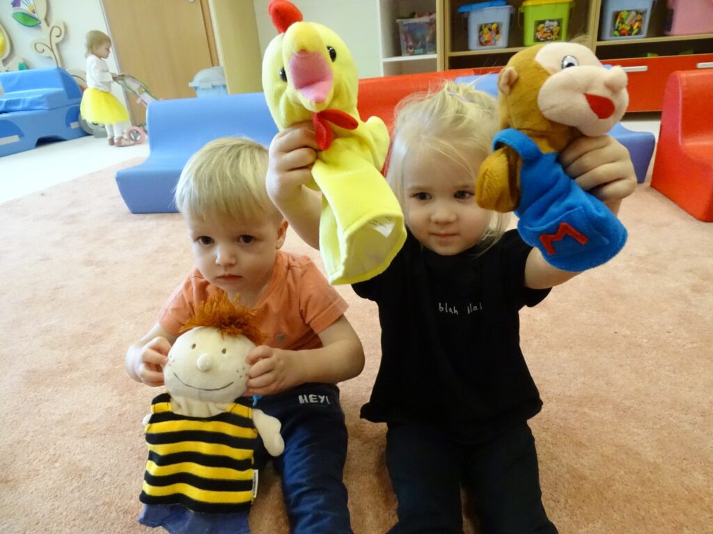 Dzieci prezentują pacynki