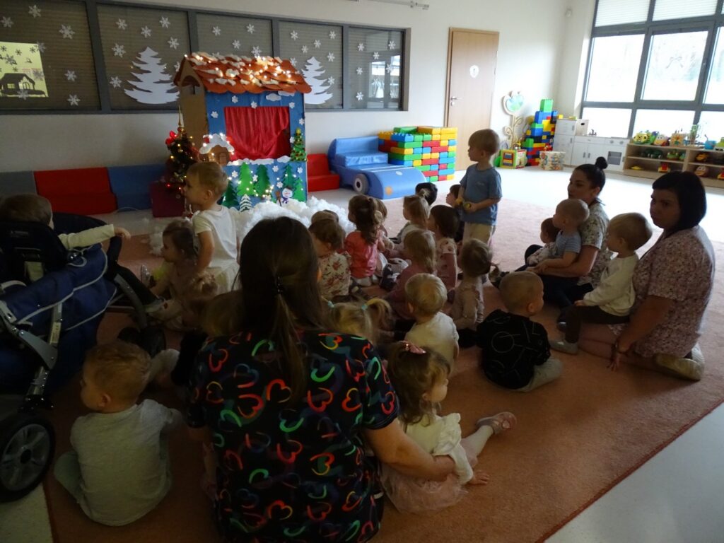 Dzieci czekają na przedstawienie