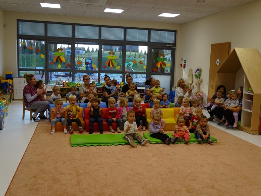 Dzieci czekają na rozpoczęcie się audycji muzycznej