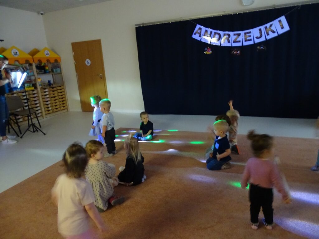 Dzieci czekają na tańce