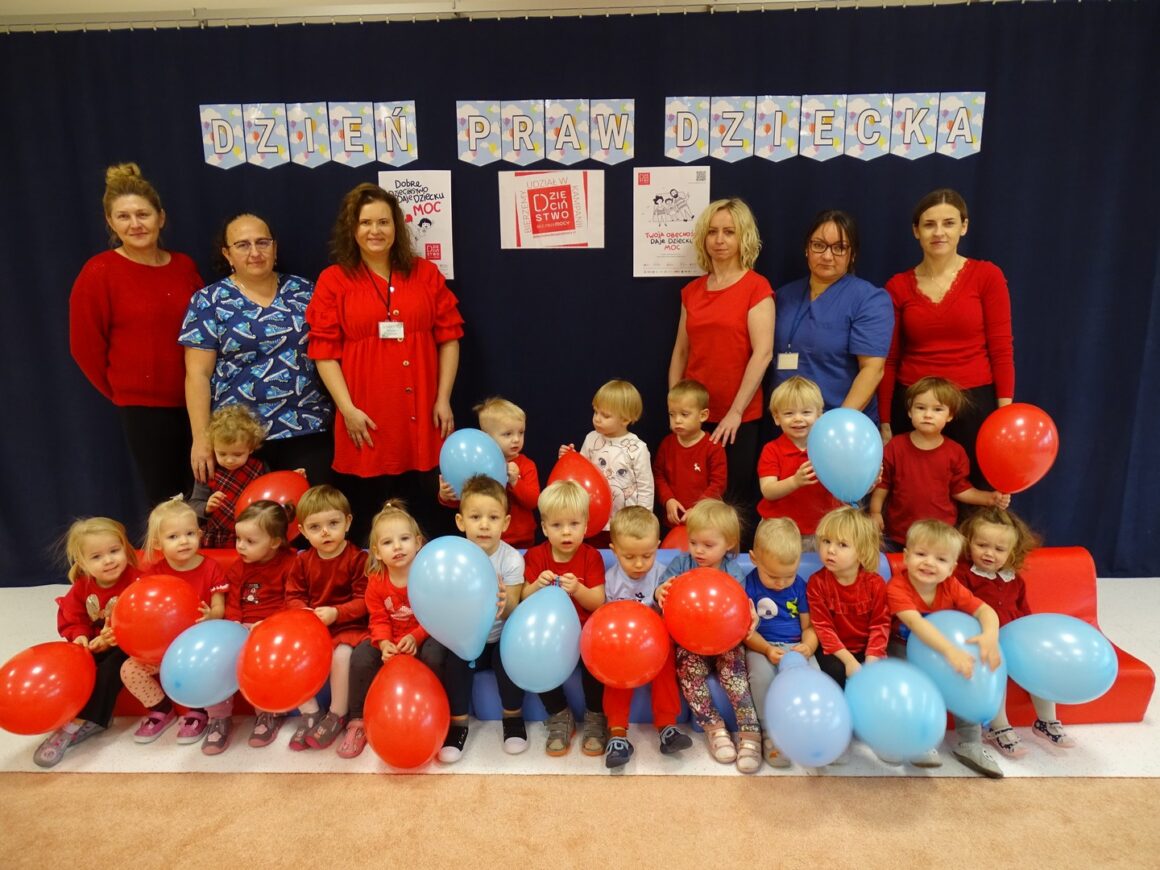 Dzieci pozują do wspólnego zdjęcia