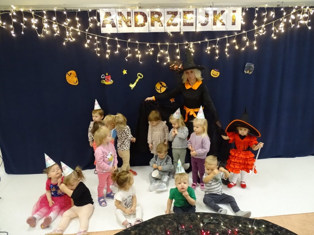 Dzieci pozują do wspólnego zdjęcia