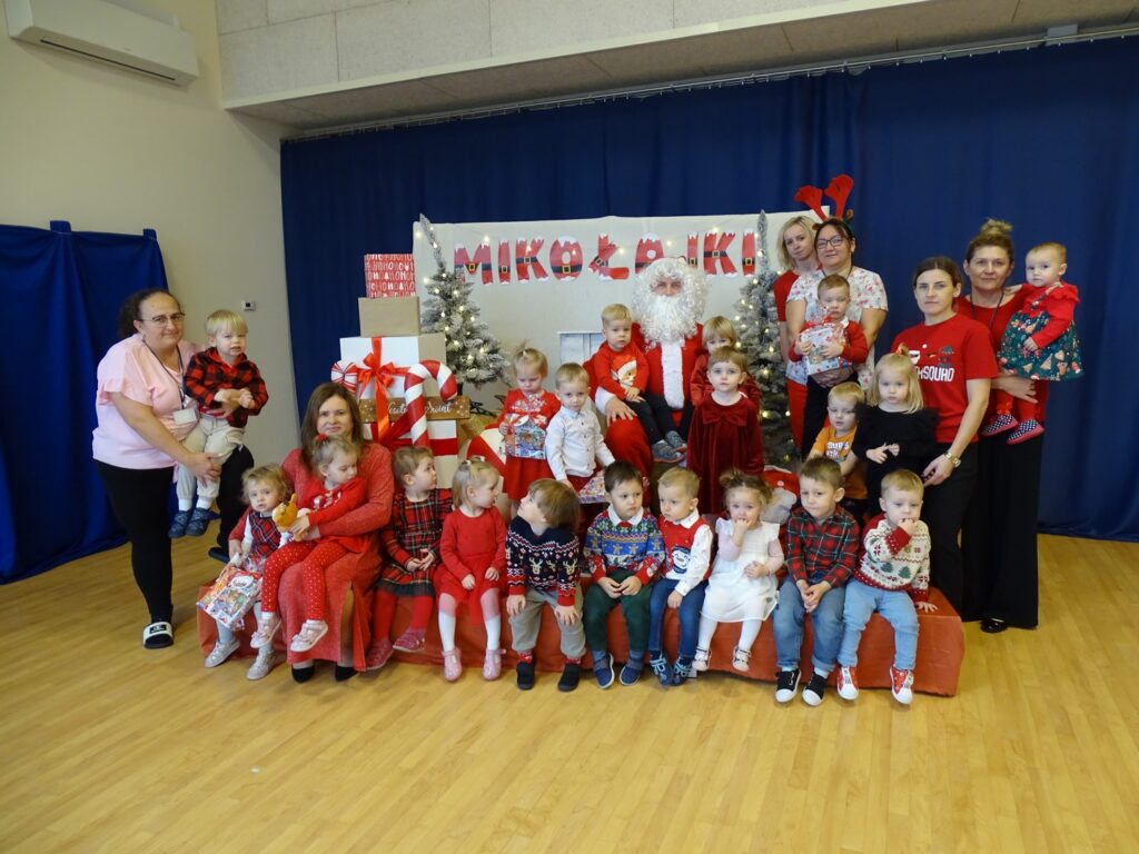 Dzieci pozują do wspólnego zdjęcia z Mikołajem