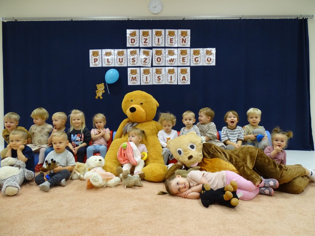 Dzieci pozują do zdjęcia