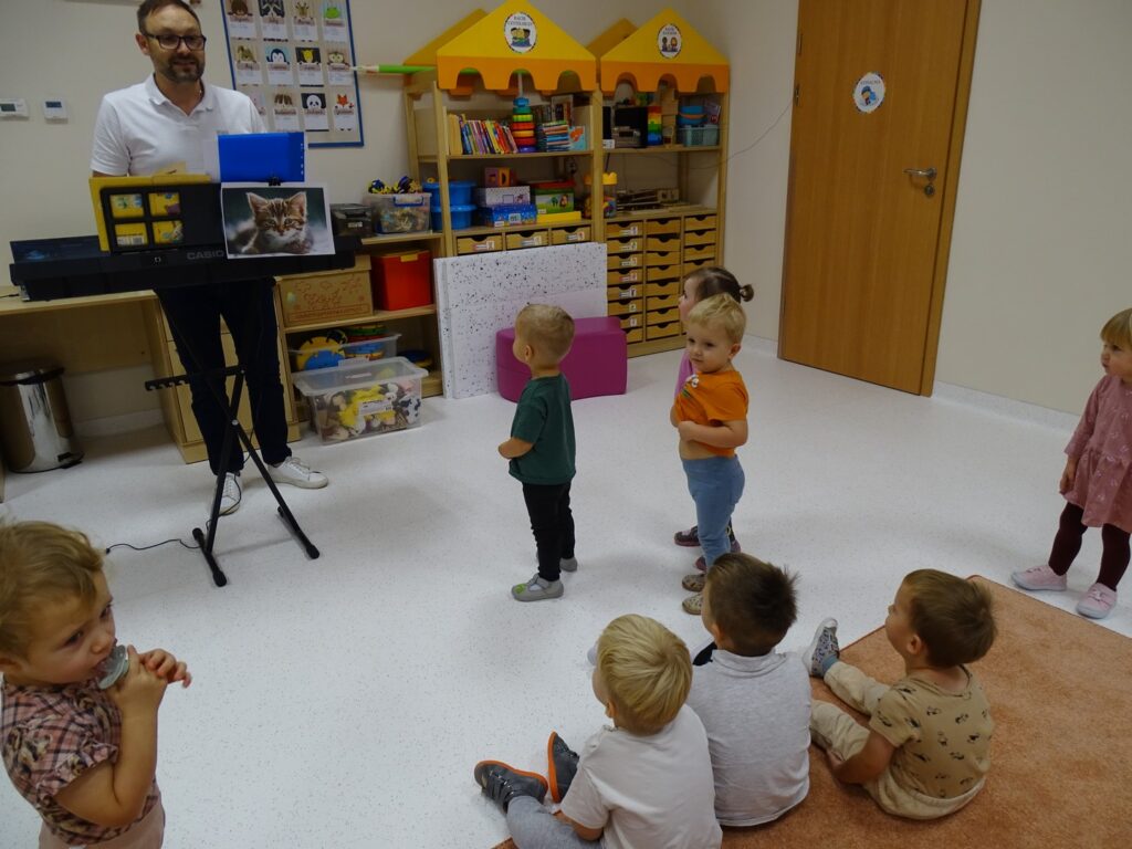 Dzieci słuchają piosenki o kotku