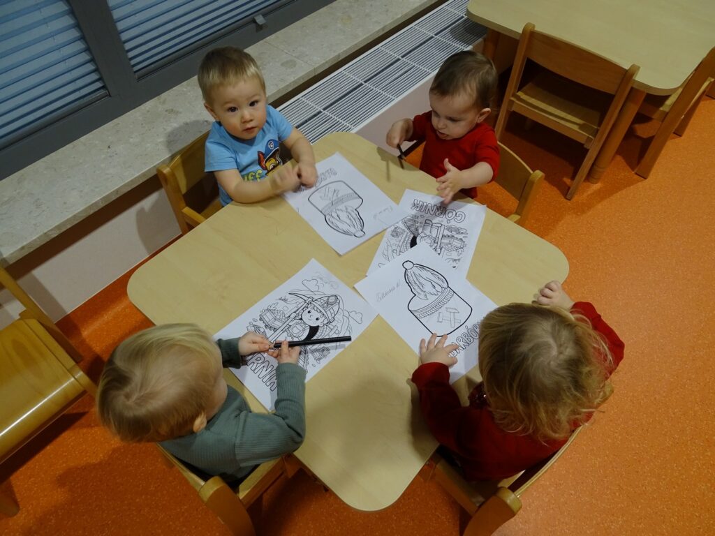 Dzieci wykonują pracę plastyczną