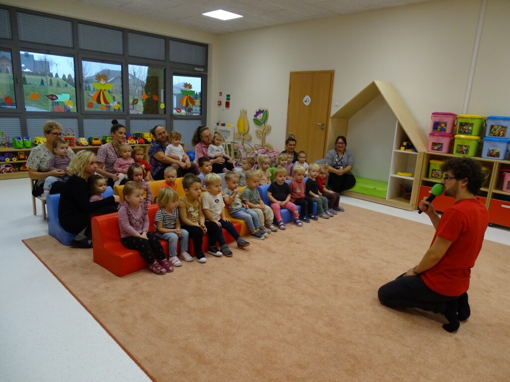 Pan Jacek wita się z dziećmi