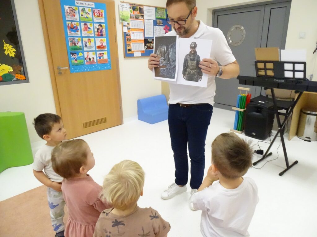 Pan pokazuje zdjęcie górnika