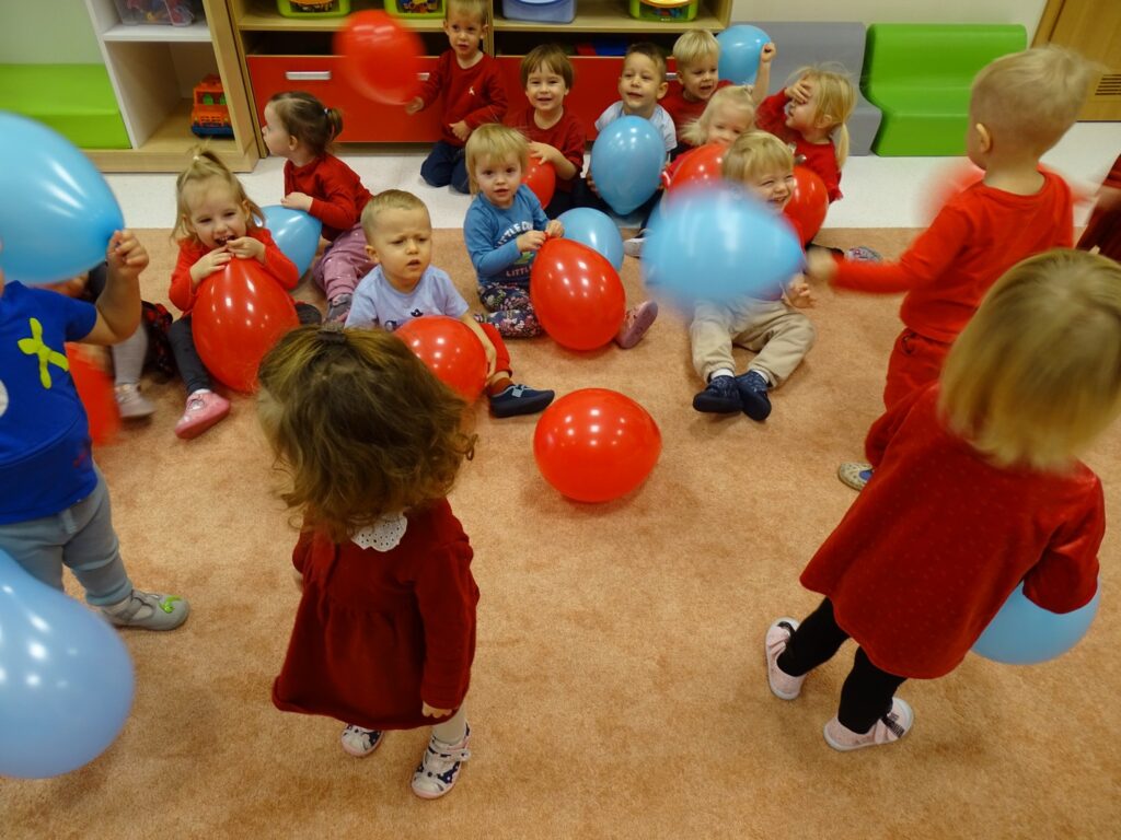 Dzieci bawią się balonikami