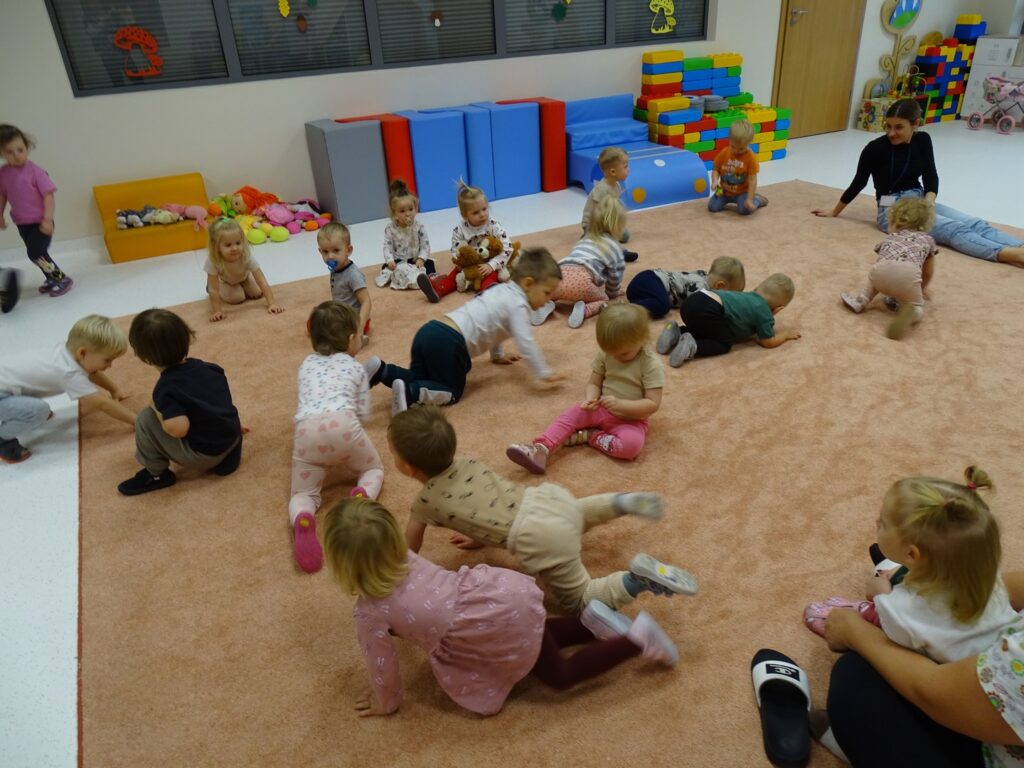 Dzieci naśladują jak chodzi kotek