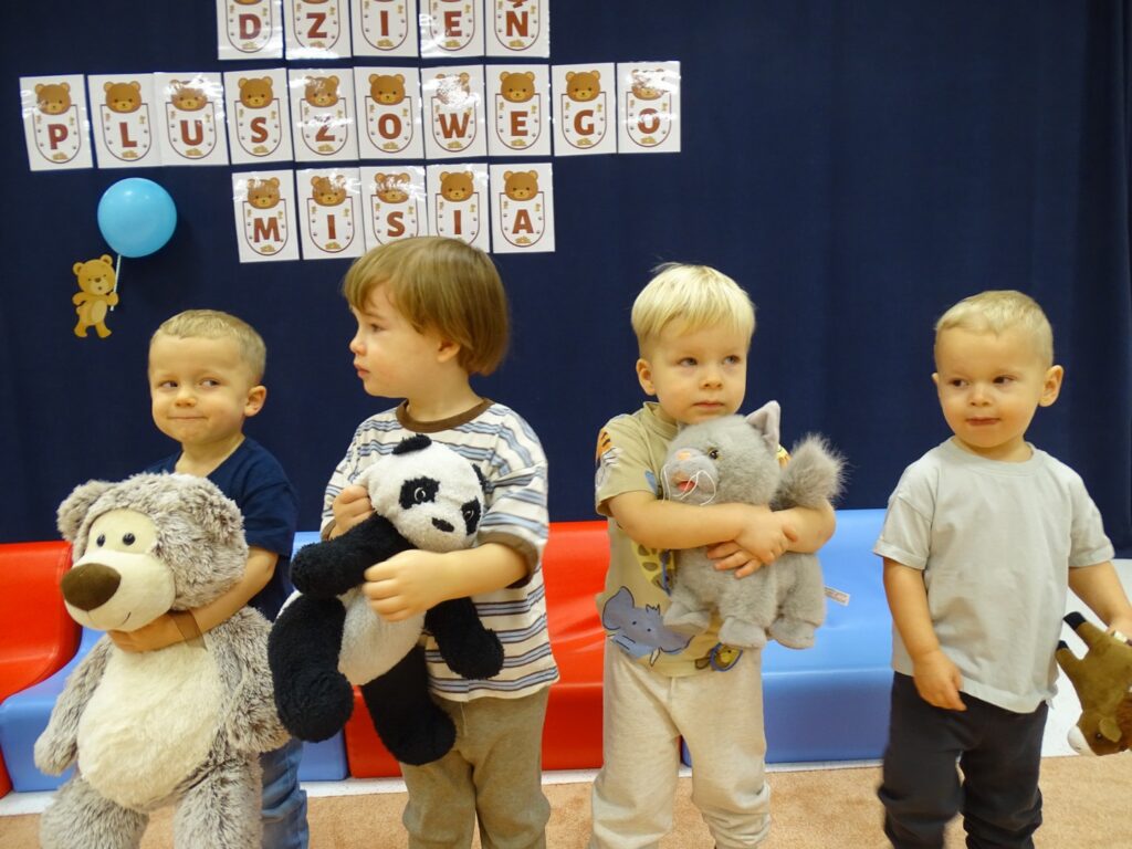 Dzieci pozują do zdjęcia z misiami