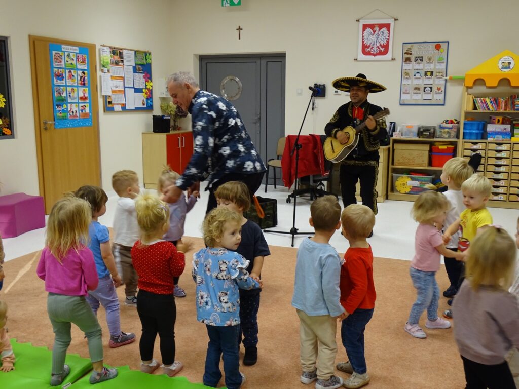 Dzieci tańczą w rytm meksykańskiej muzyki