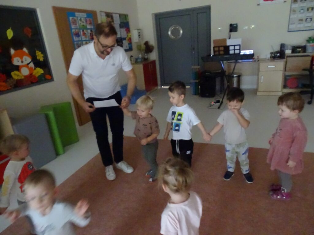 Dzieci tworzą wspólne koło