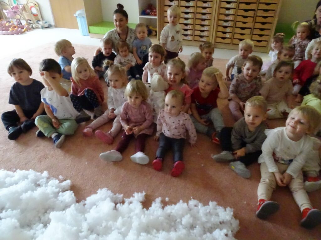 Dzieci z zainteresowaniem oglądają bajeczkę