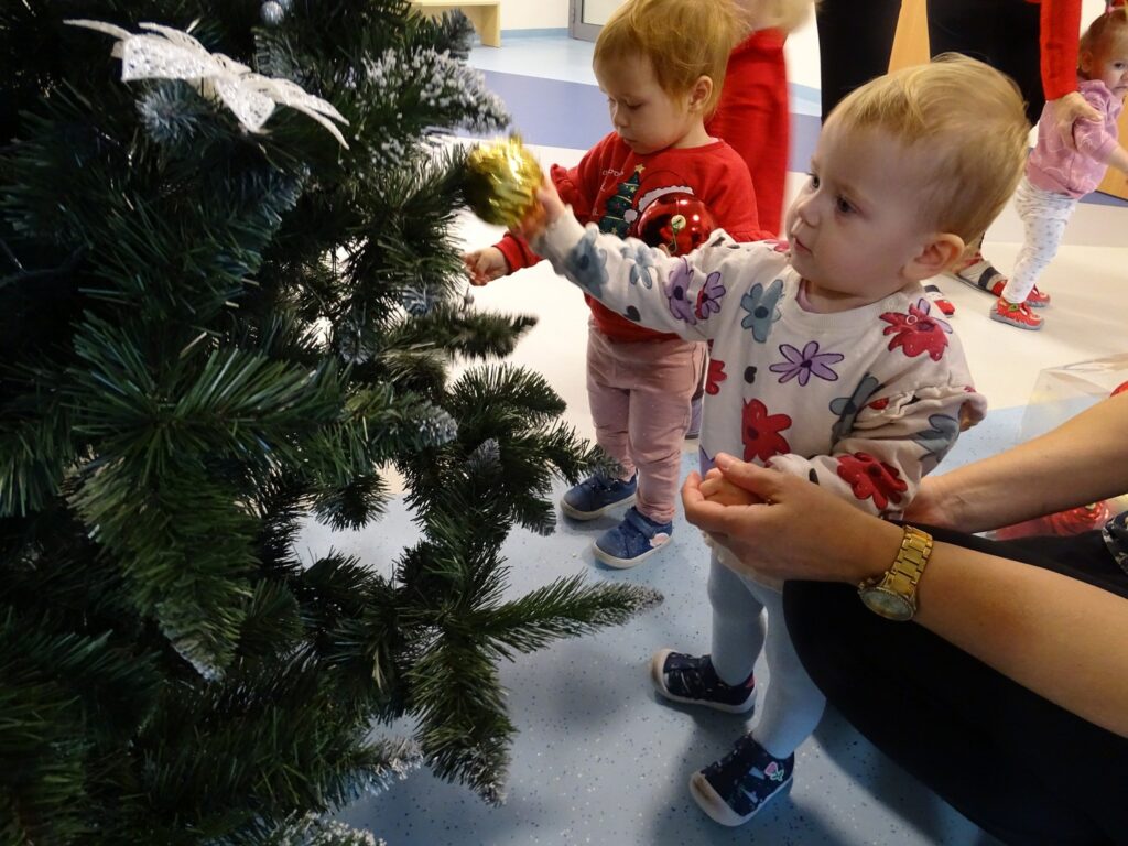 Dziewczynka ubiera choinkę