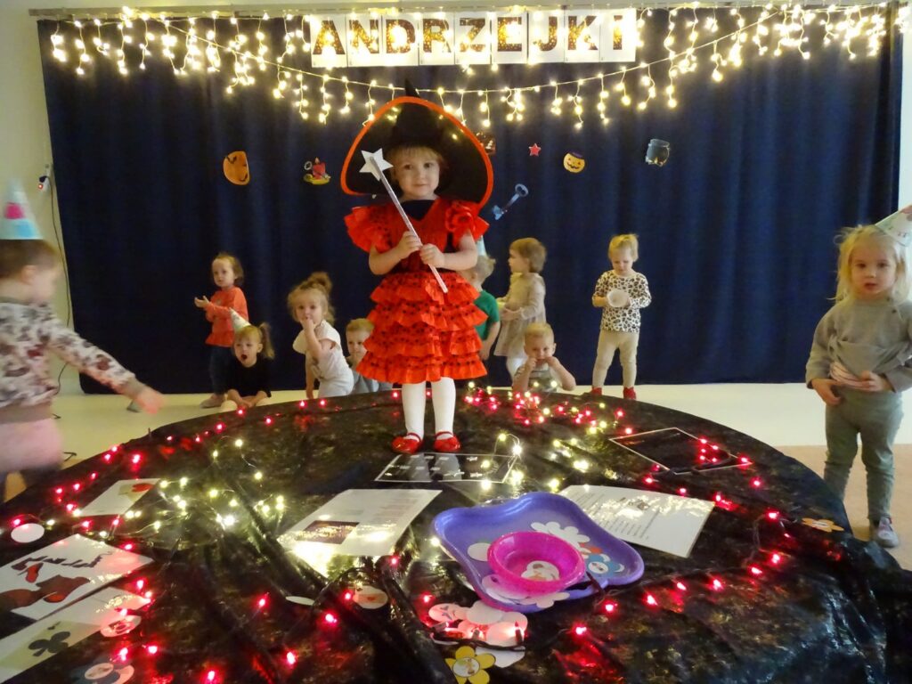 Dziewczynka w przebraniu pozuje do zdjęcia