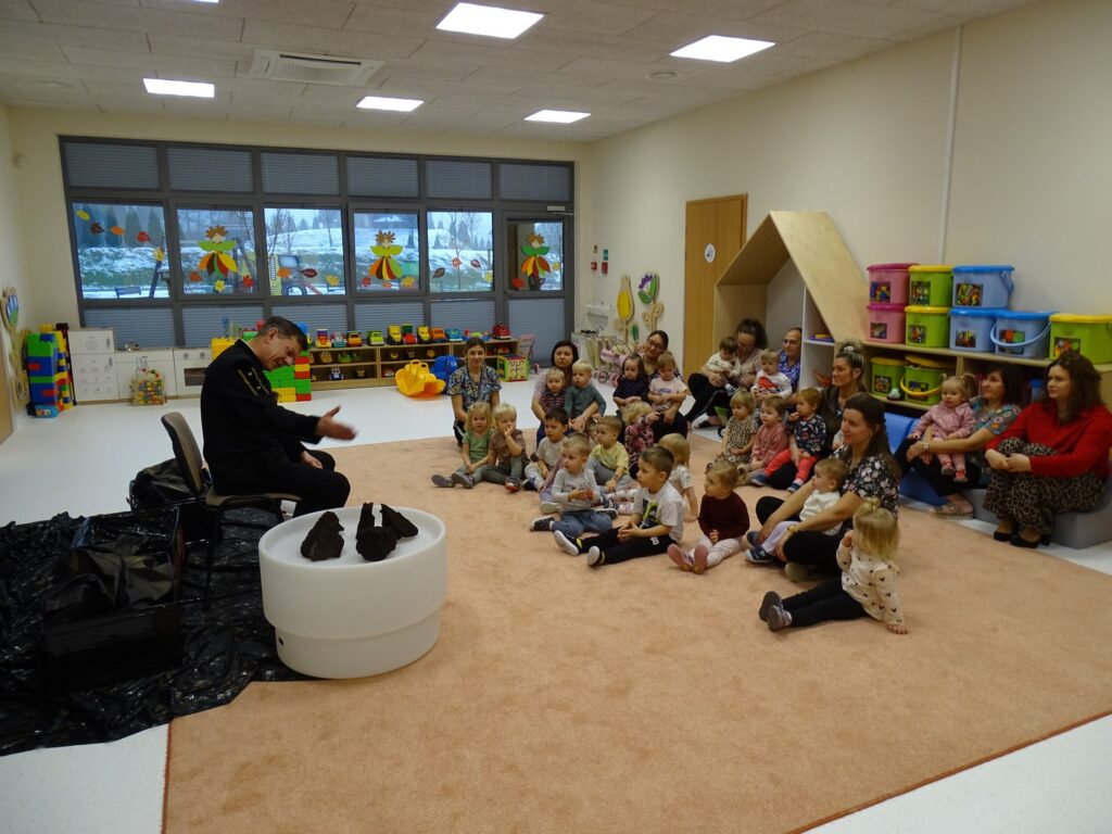 Pan opowiada dzieciom o swojej ciężkiej pracy