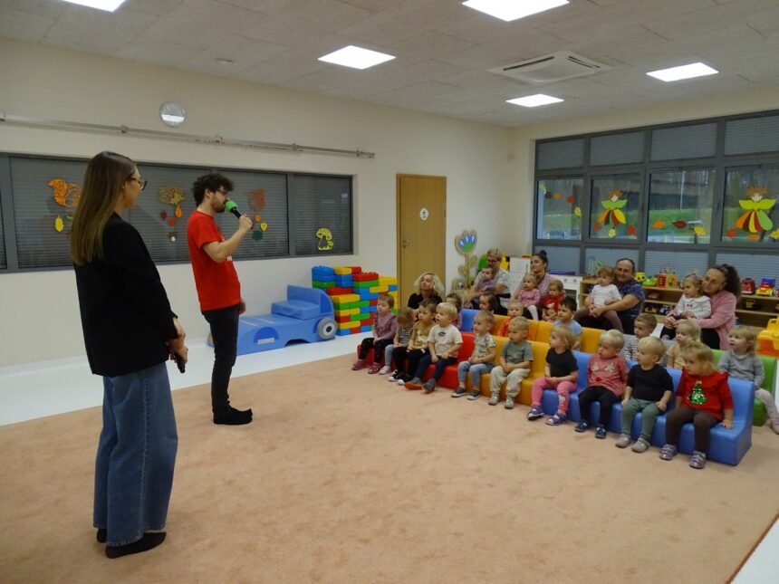 Pan przedstawia gościa audycji