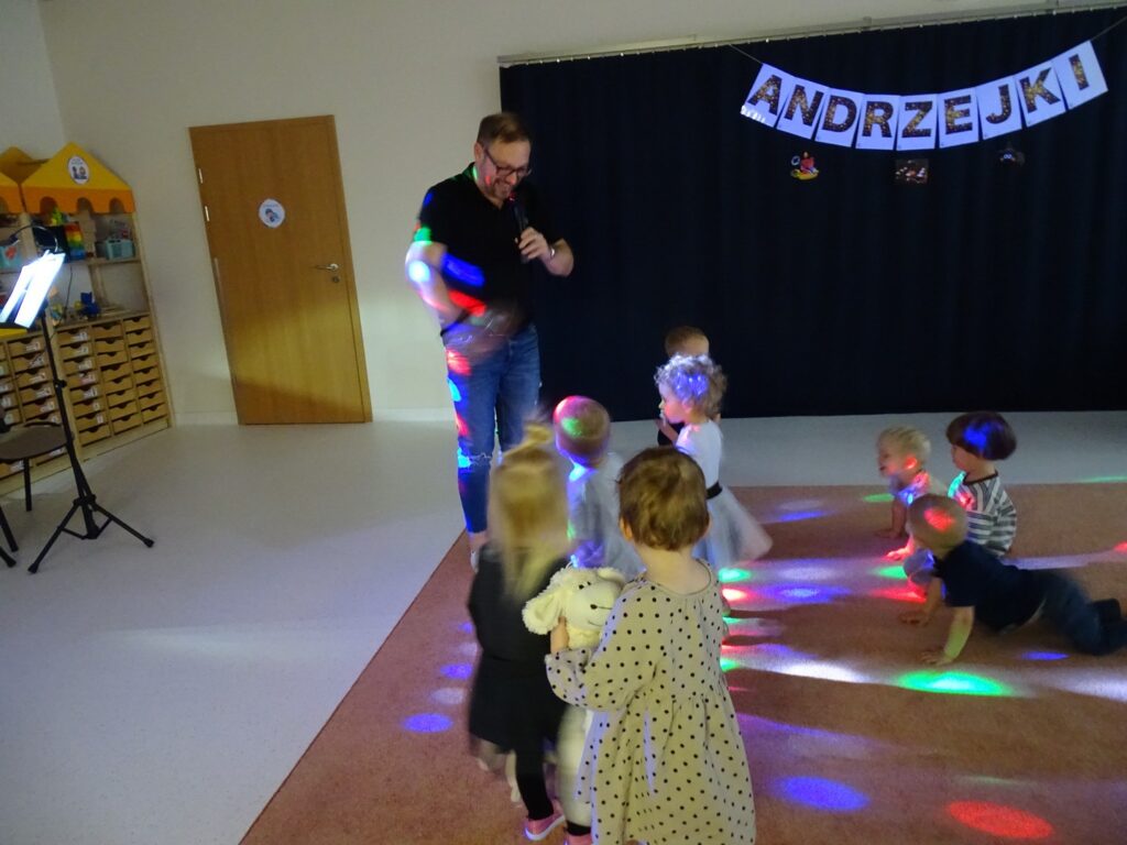 Pan zaprasza dzieci do wspólnej zabawy