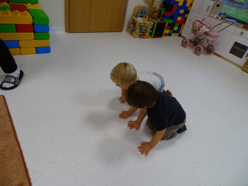 Chłopcy naśladują jak chodzi piesek