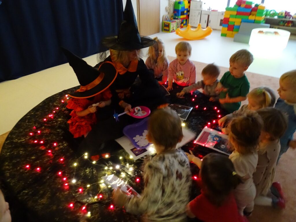 Dzieci losują wróżby