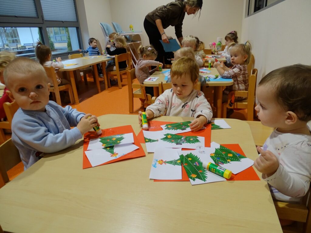 Dzieci pracują z klejem
