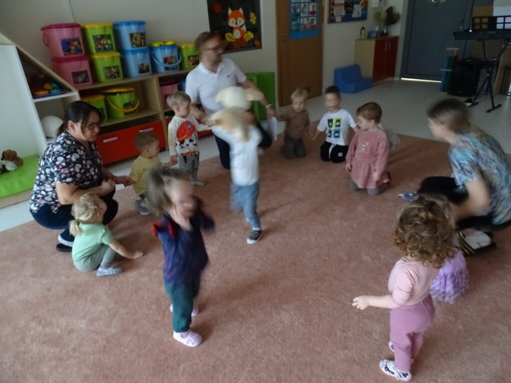 Dzieci próbują naśladować słowa piosenki