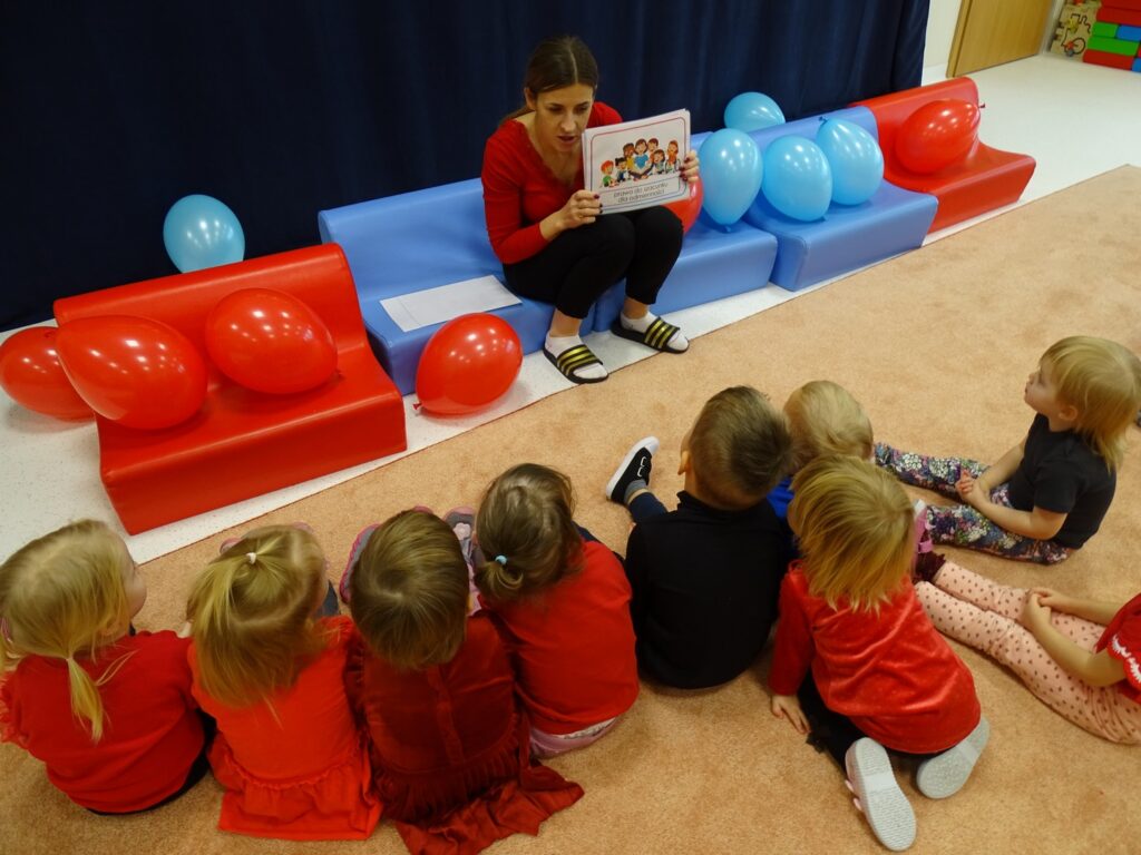 Dzieci słuchają o prawach dziecka