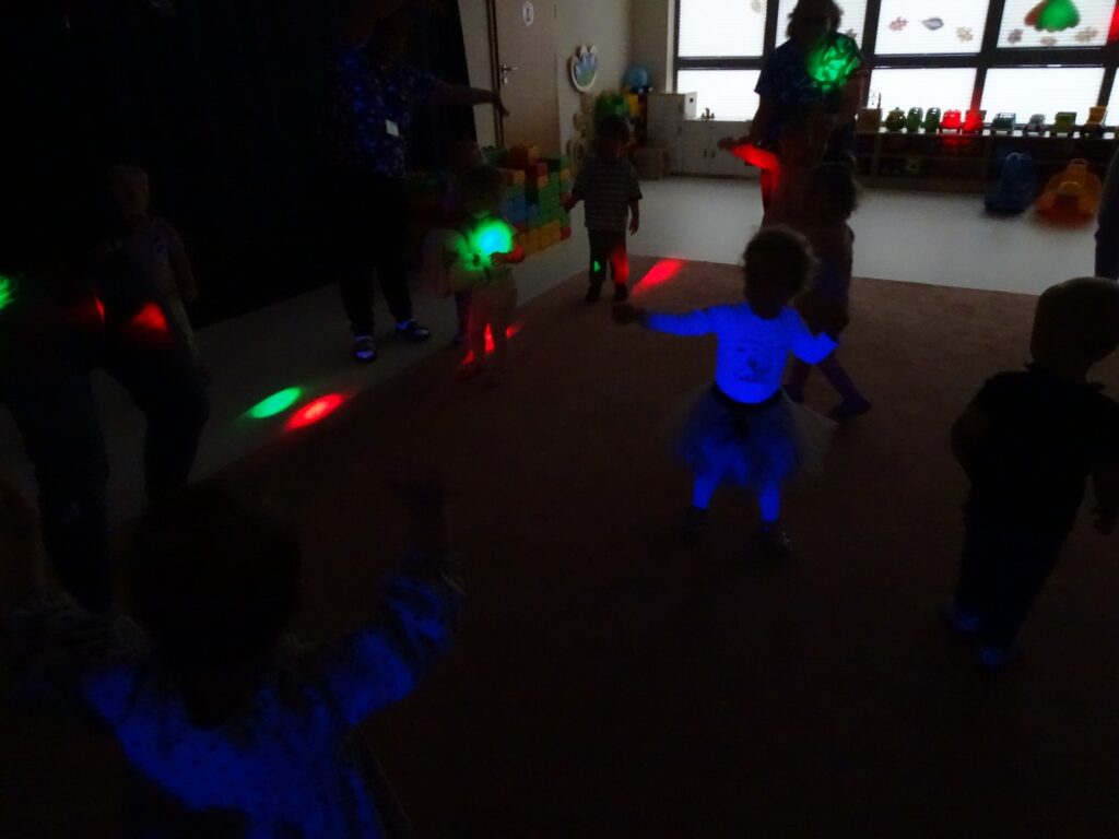 Dzieci tańczą w rytm muzyki