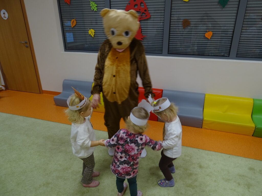 Dzieci tańczą z misiem