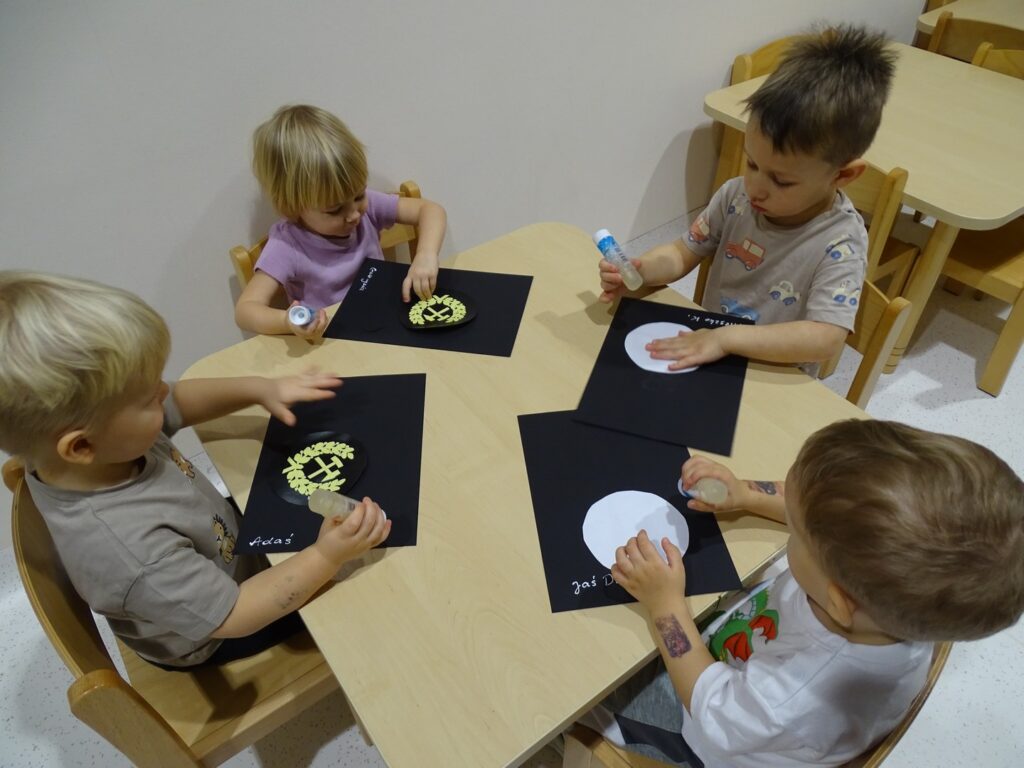 Dzieci tworzą czapkę górnika