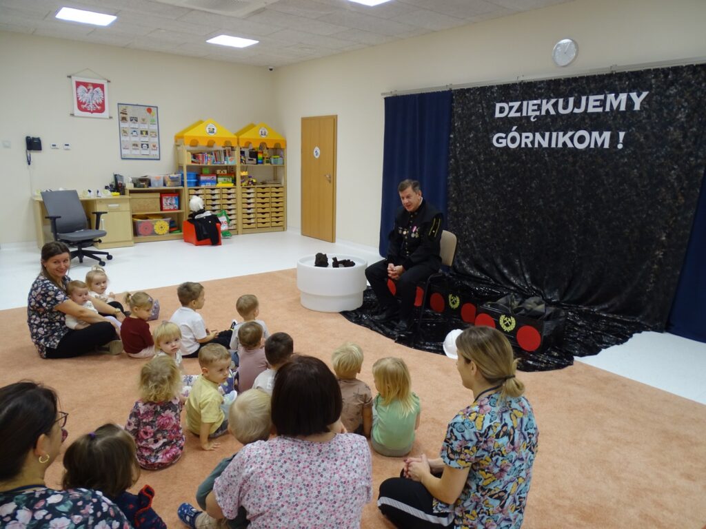 Dzieci z zainteresowaniem słuchają opowieści