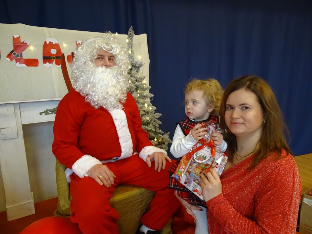 Dziewczynka odbiera prezent od Mikołaja