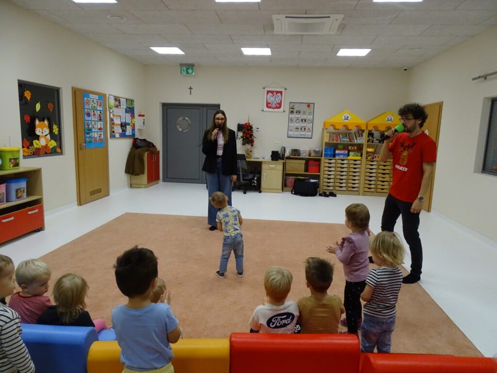 Pani śpiewa piosenki z różnych krajów Europy