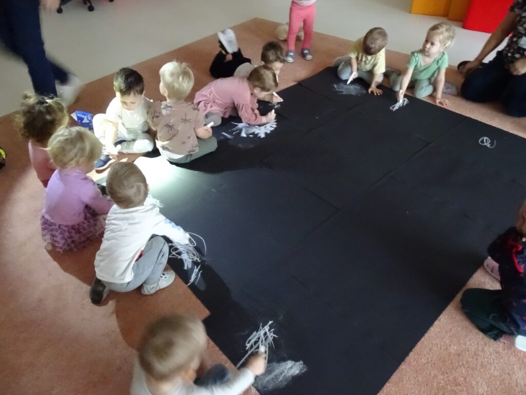 Dzieci malują wnętrze kopalni kredą