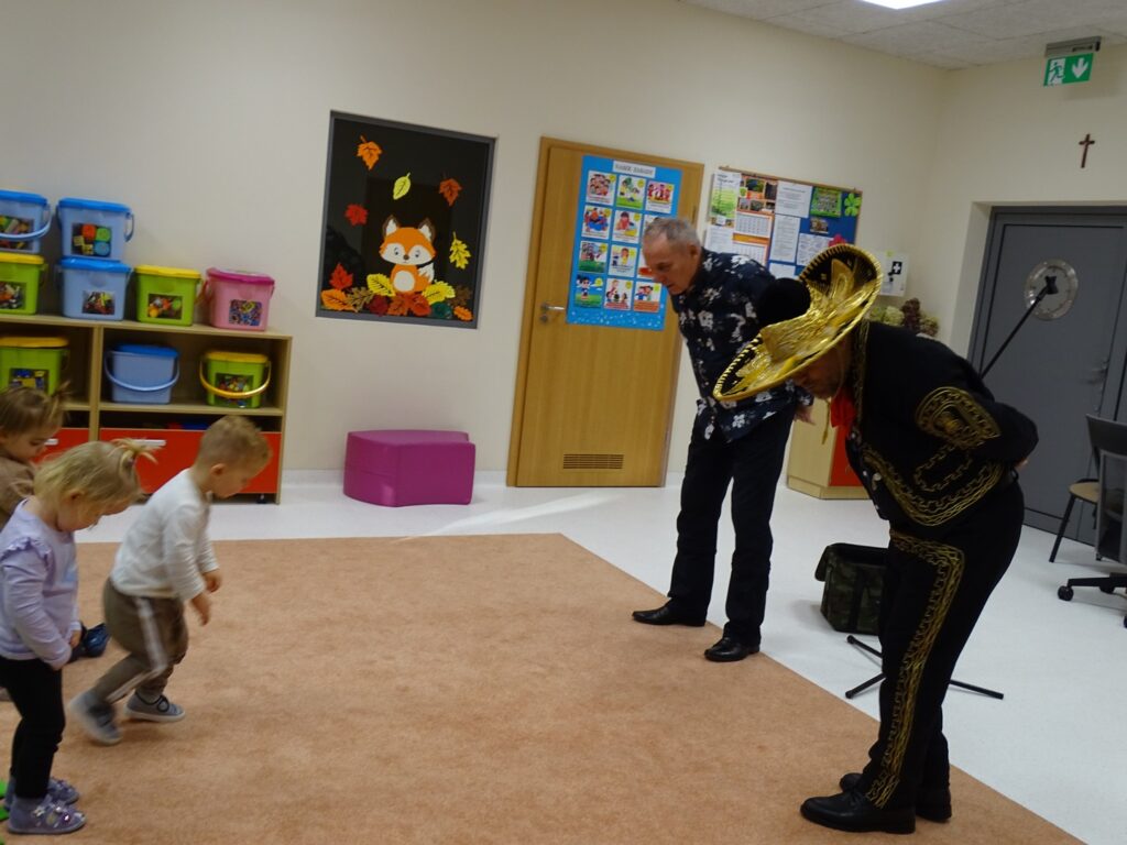 Dzieci naśladują kroki do meksykańskiego tańca