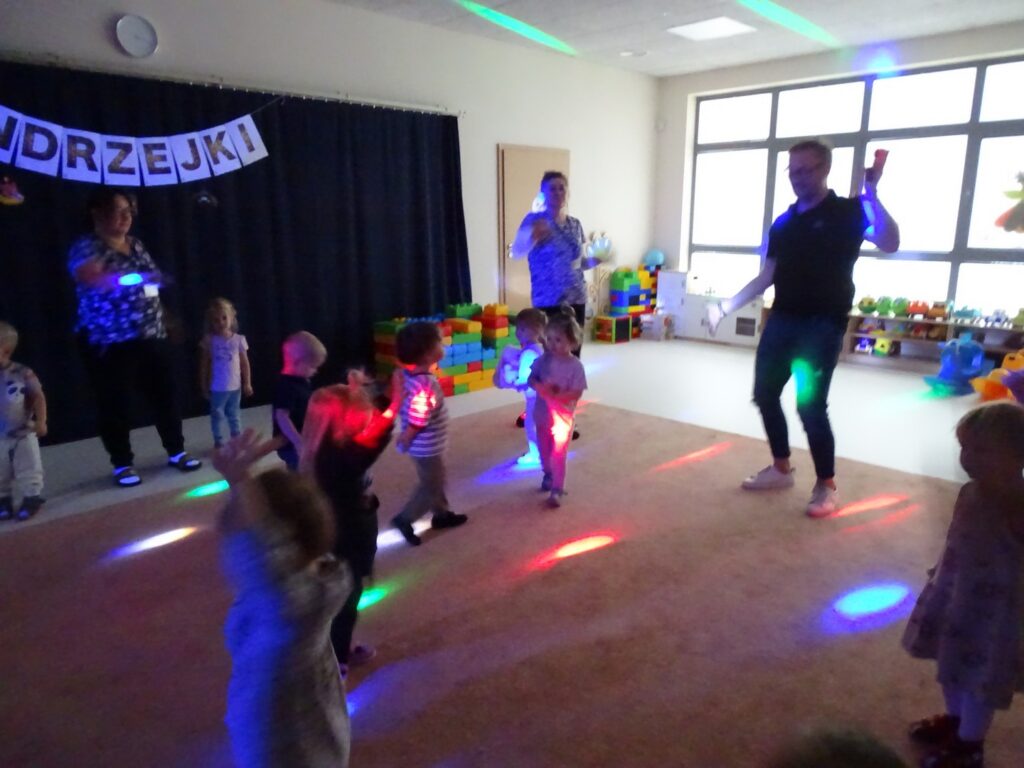 Dzieci naśladują ruchy pana