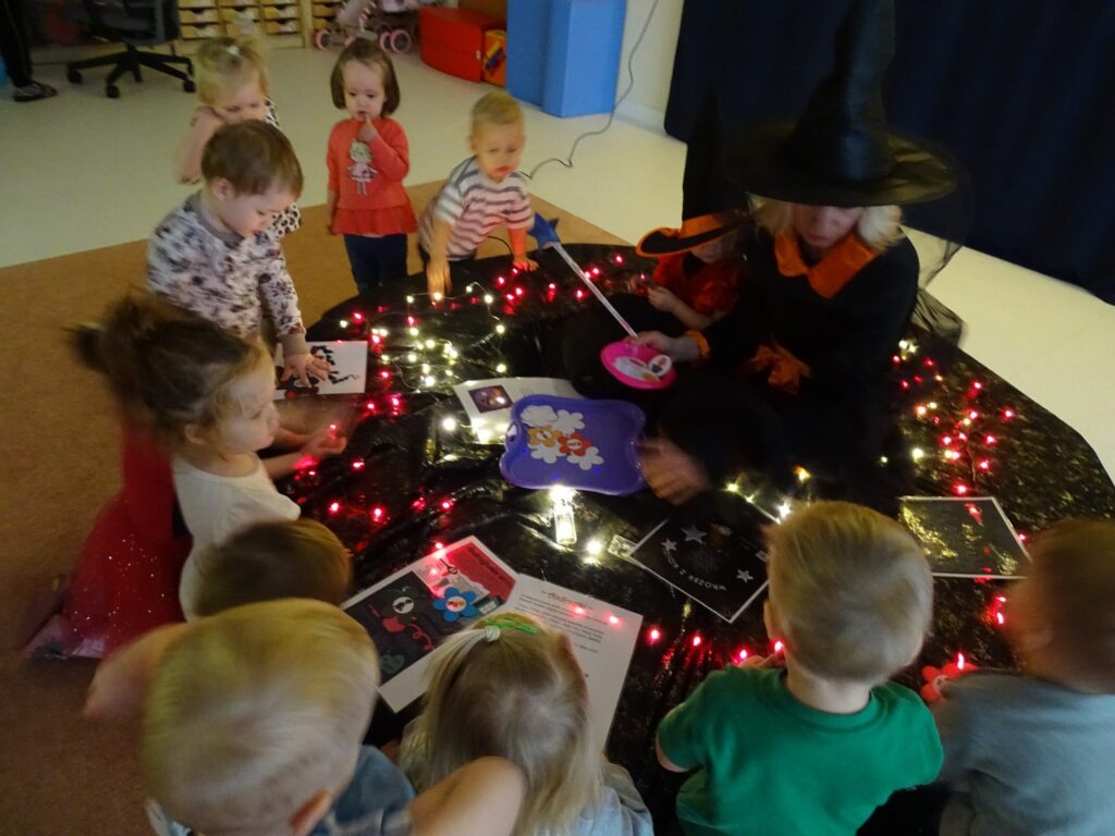 Dzieci oglądają karty z wróżbami