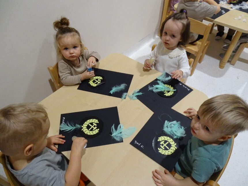 Dzieci prezentują wykonane prace