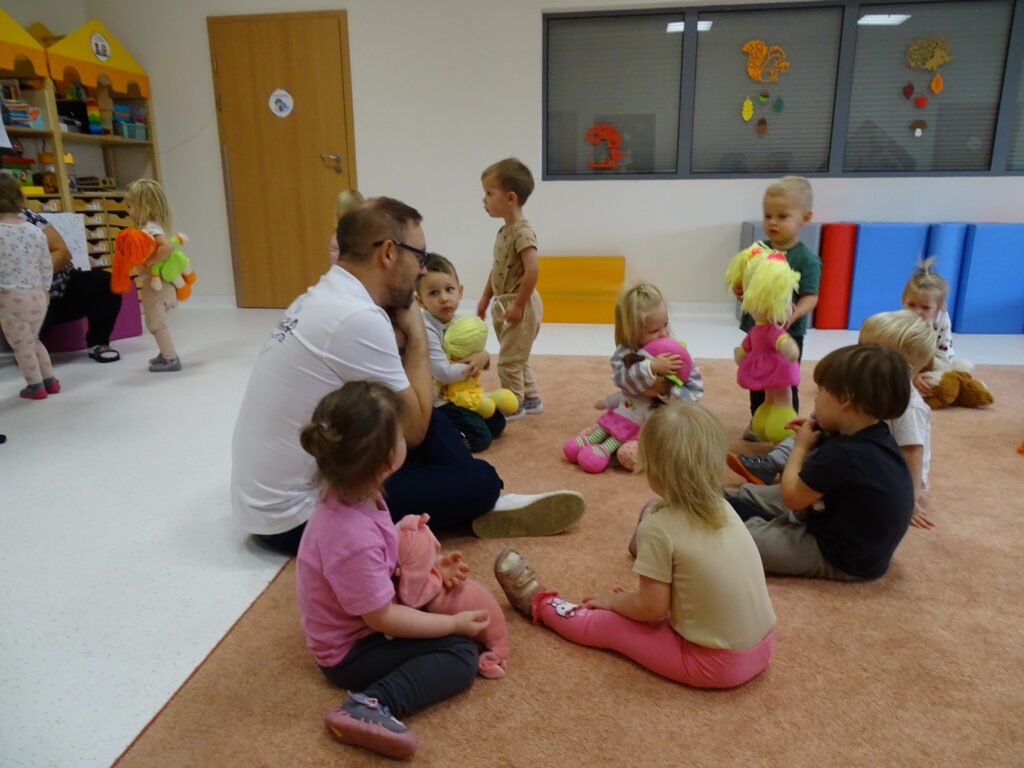 Dzieci przytulają maskotki