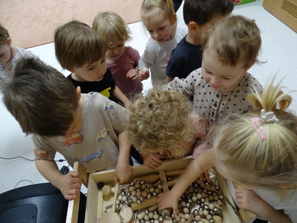 Dzieci wybierają dzwoneczki