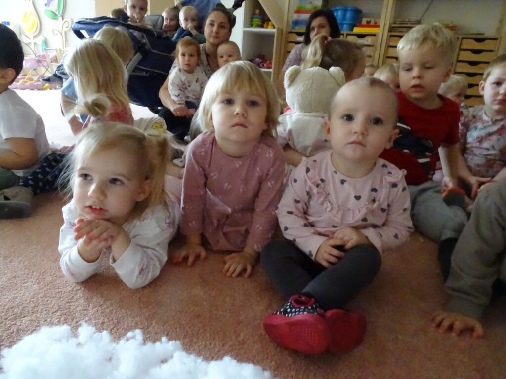 Dziewczynki oglądają świąteczny teatrzyk